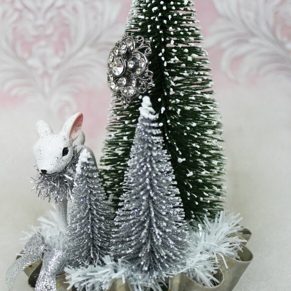 Retro Vintage Style Deer Bottle Brush Tree in Vintage Tart Tin: Christmas Decor - Picture 5 of 9